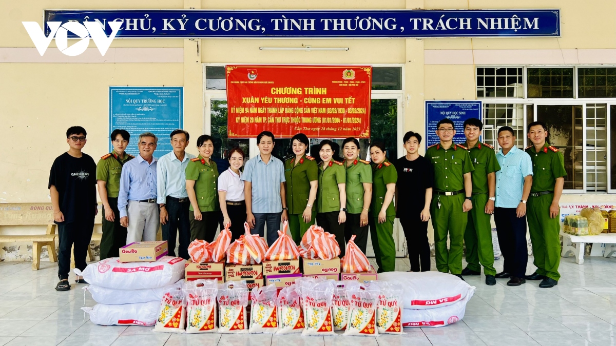 VOV khu vực ĐBSCL và công an thành phố Cần Thơ tặng quà cho trẻ khuyết tật