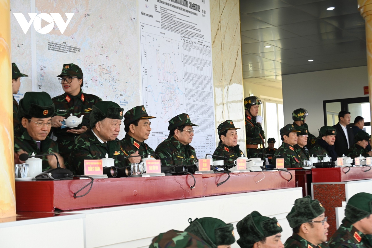 thủ tướng phạm minh chính dự diễn tập chiến thuật bắn đạn thật tại quân đoàn 12 hình ảnh 2 thu tuong pham minh chinh du dien tap chien thuat ban dan that tai quan doan 12 hinh anh 2