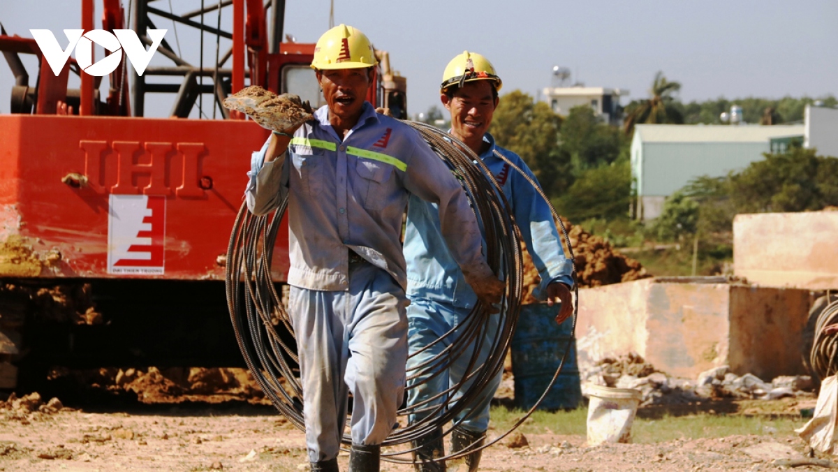 Công nhân tất bật trên công trường Dự án Vành đai 3 qua Bình Dương