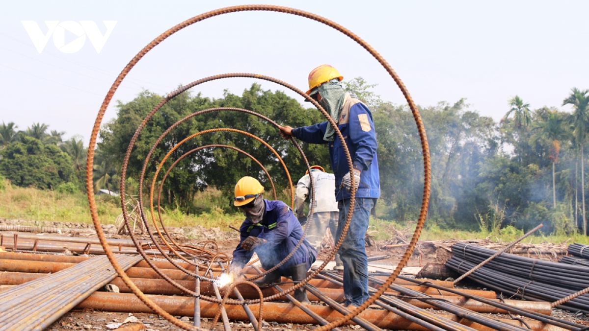 cong nhan tat bat tren cong truong du an vanh dai 3 qua binh duong hinh anh 2