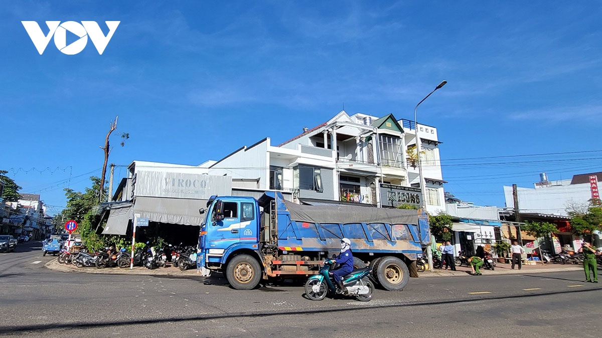 Xe tải chuyển hướng thiếu quan sát gây tai nạn ở Lâm Đồng