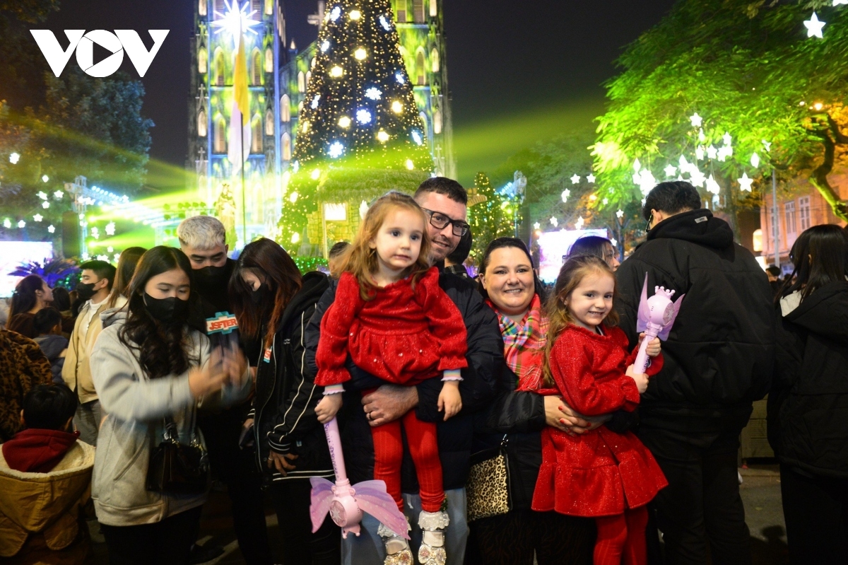 Foreigners enjoy warm Christmas in Vietnam