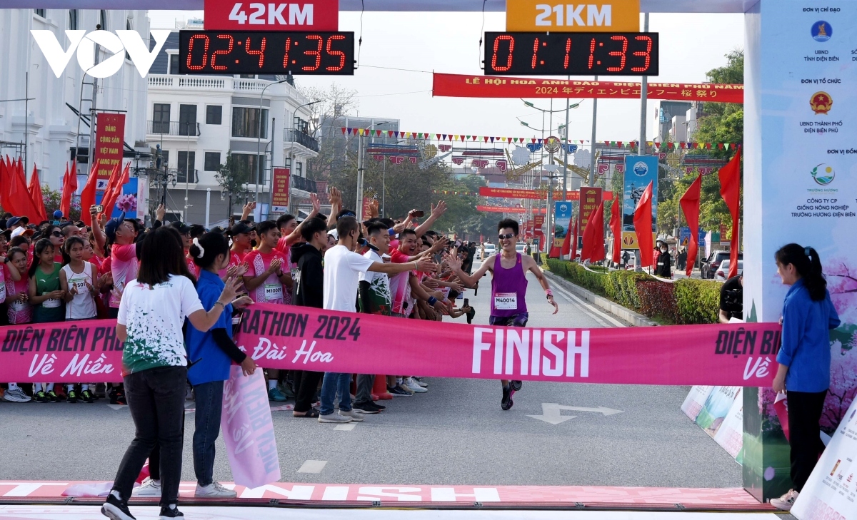hang nghin nguoi tham gia giai chay Dien bien phu marathon 2024 hinh anh 13