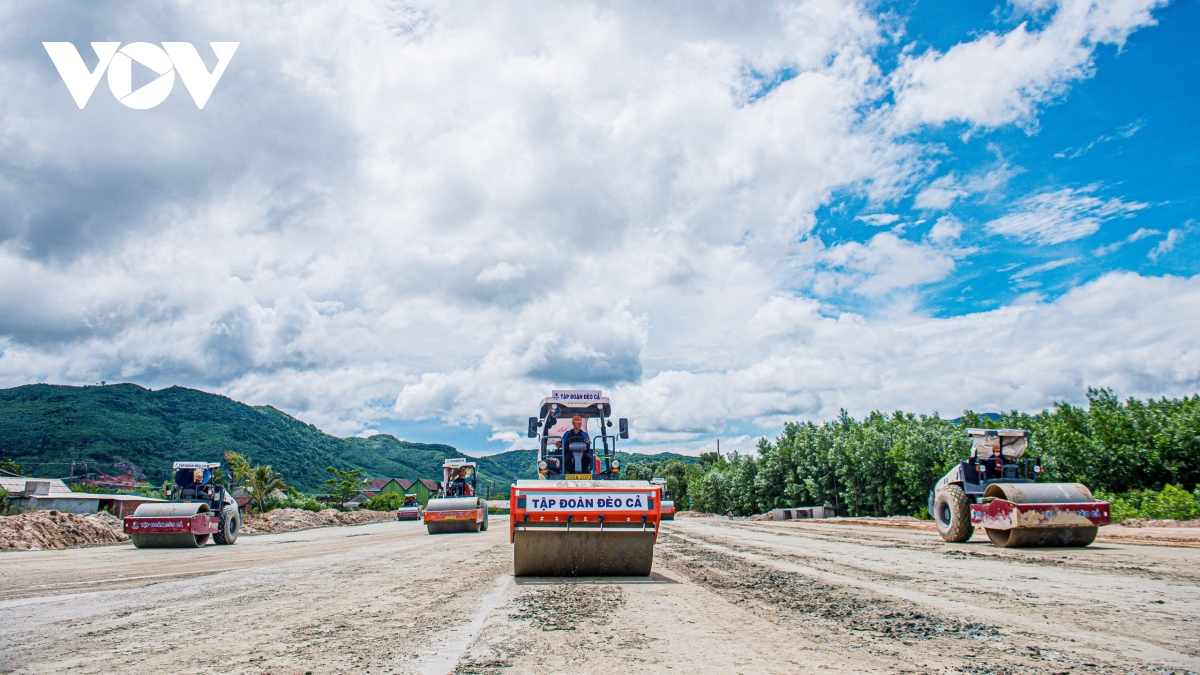 Khoan thông hai hầm trên cao tốc Quảng Ngãi