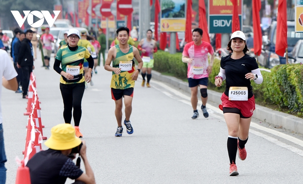 hang nghin nguoi tham gia giai chay Dien bien phu marathon 2024 hinh anh 7