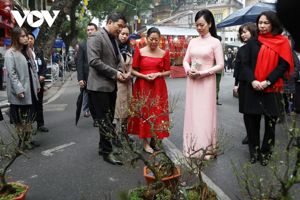 phu nhan chu tich nuoc va phu nhan tong thong philippines dao cho hoa tet hinh anh 2