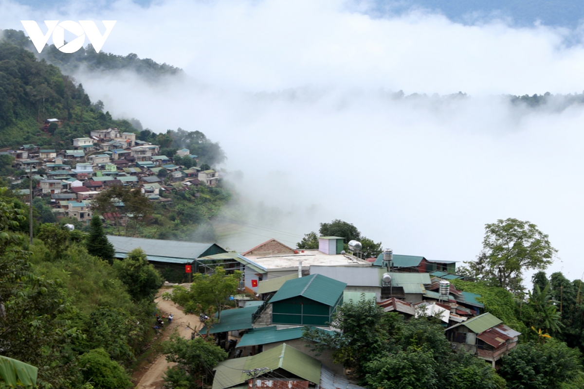 ban lang bien gioi lai chau bung sac xuan hinh anh 1