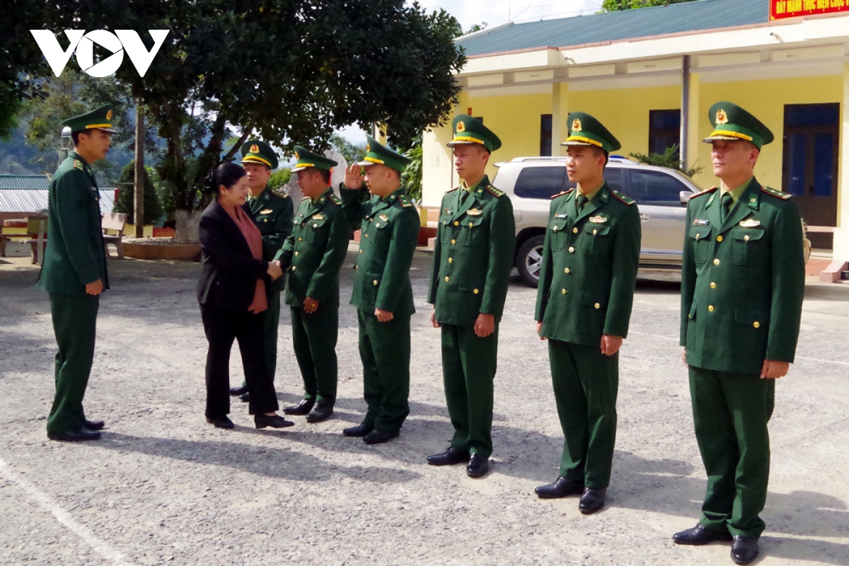 ban lang bien gioi lai chau bung sac xuan hinh anh 3