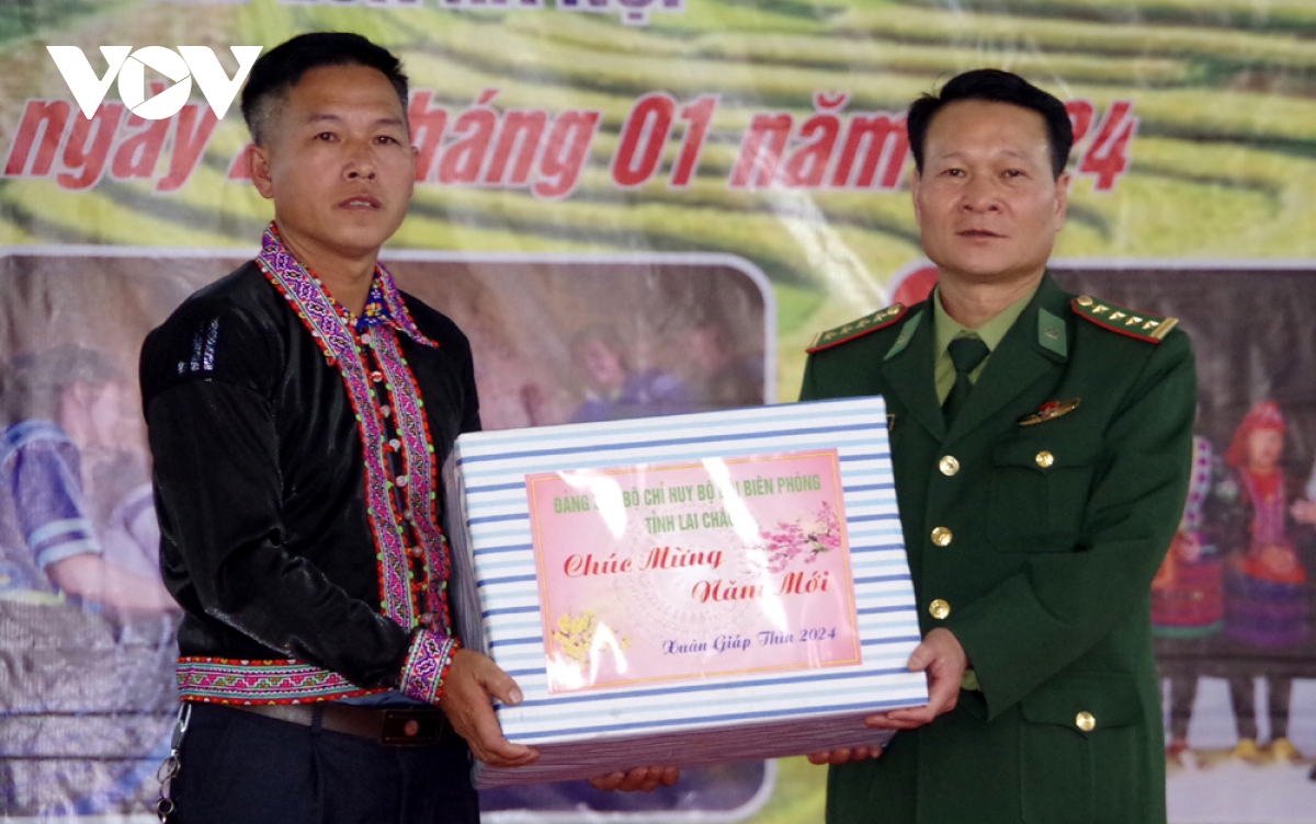 ban lang bien gioi lai chau bung sac xuan hinh anh 7