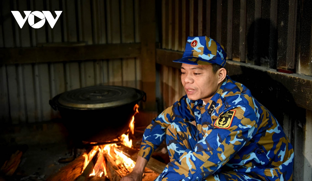 chien si vung 1 hai quan goi banh chung chuan bi cho tet xa nha hinh anh 13