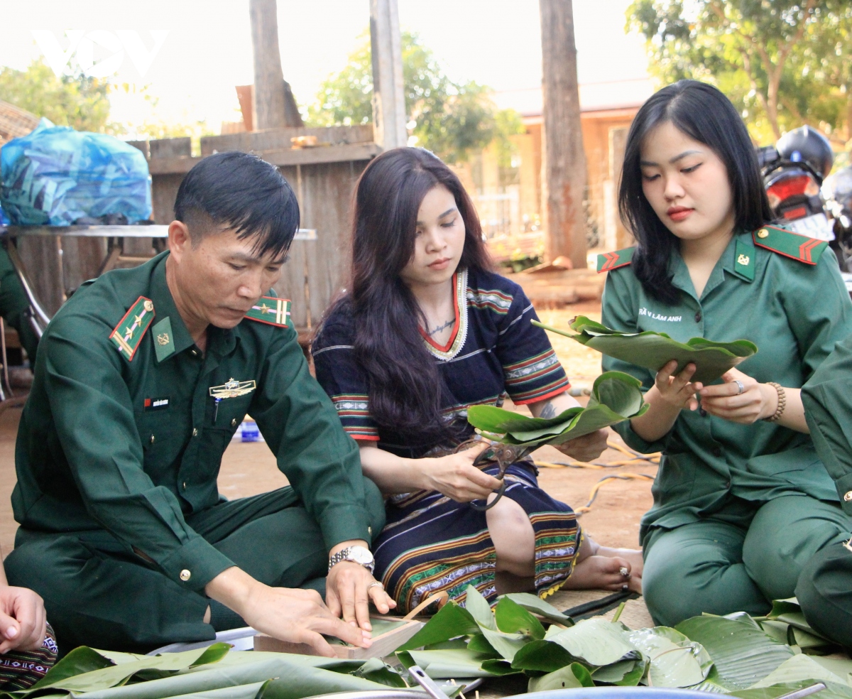 Bộ đội biên phòng mang Tết đến biên cương Gia Lai