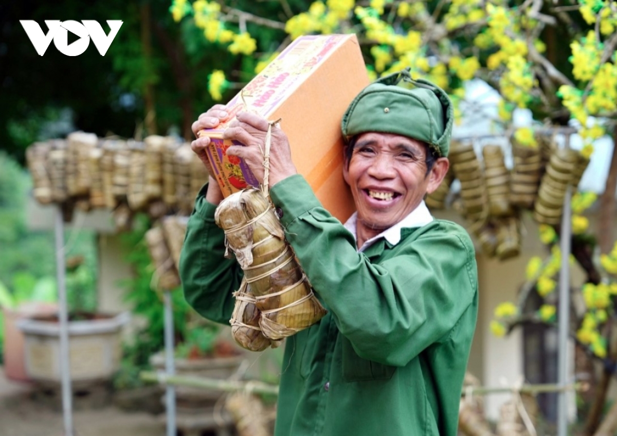 Soldiers bring warm Tet to people in Vietnam-Laos border areas