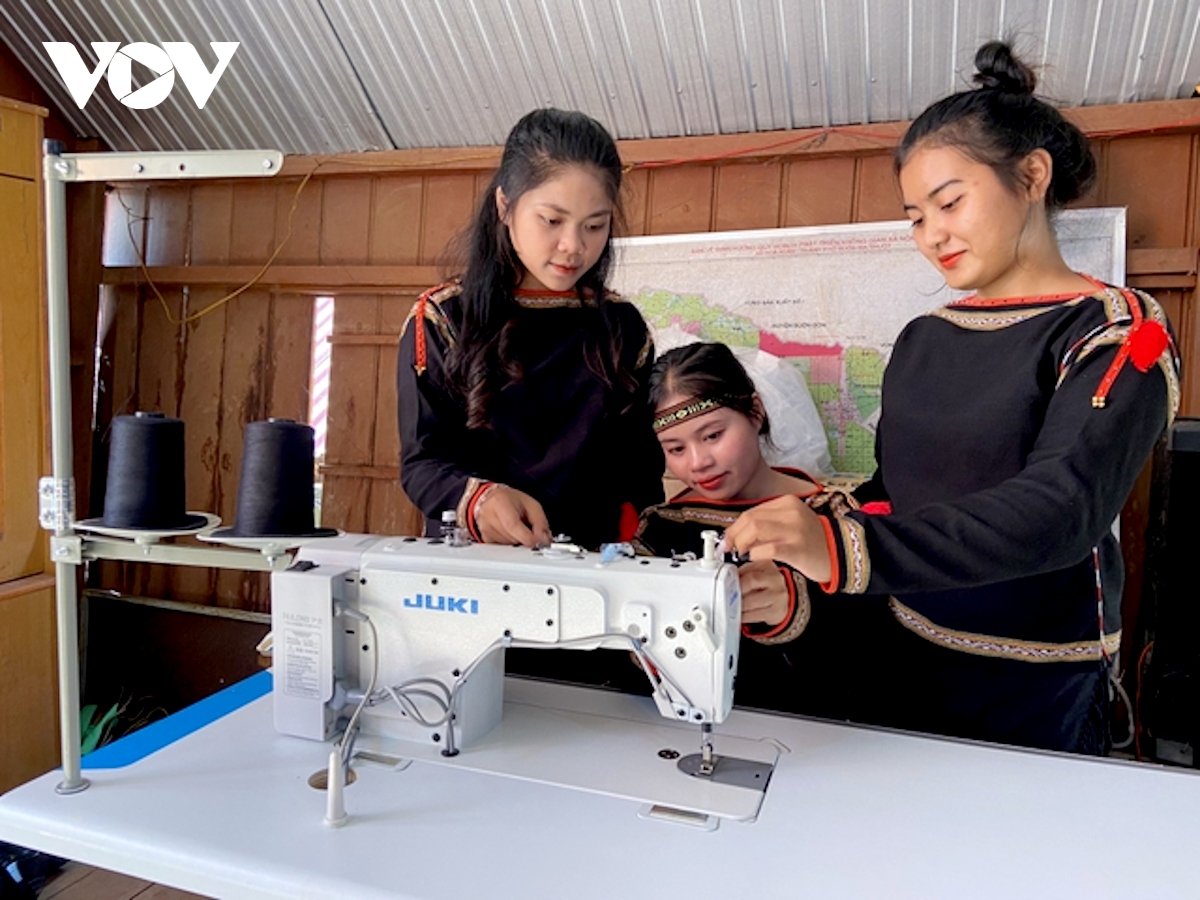 Sắc xuân trên khung dệt thổ cẩm người Êđê ở Đắk Lắk