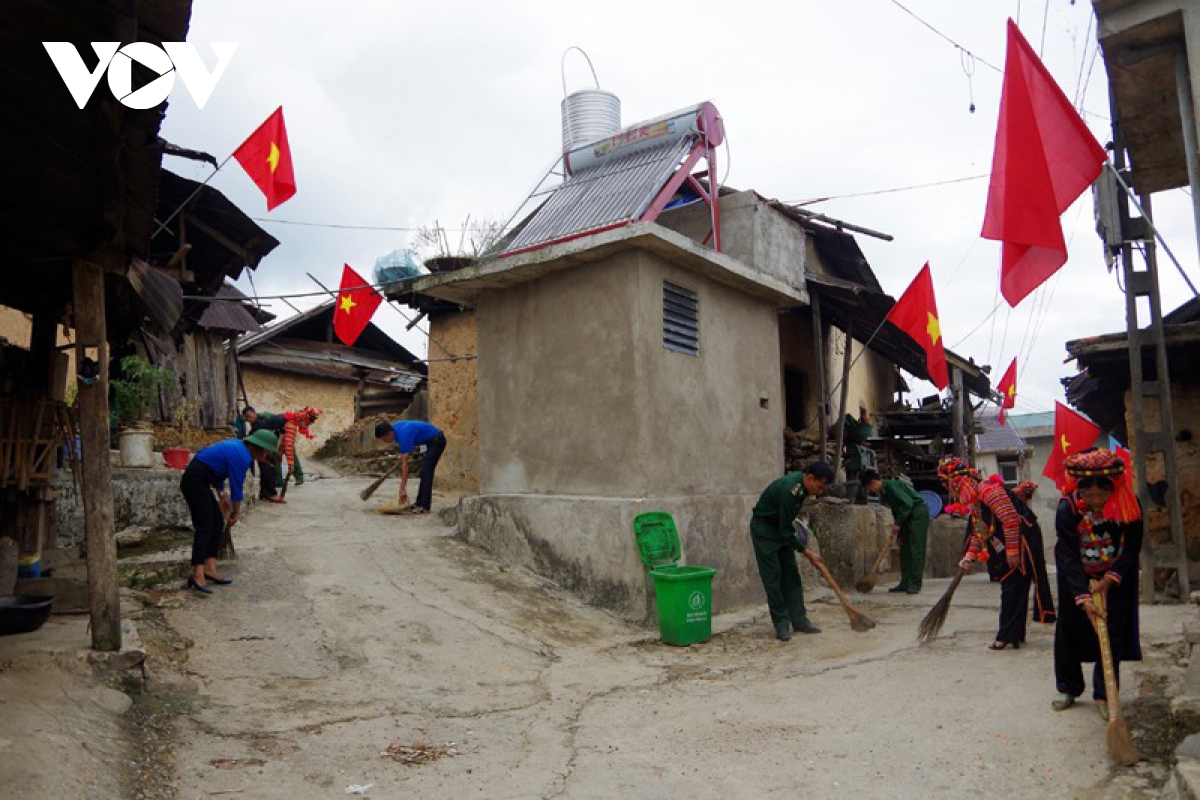 ban lang bien gioi lai chau bung sac xuan hinh anh 2