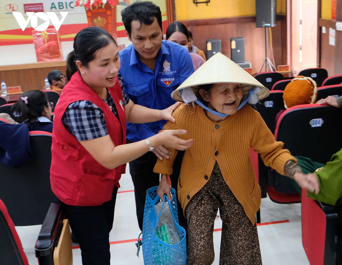 vov mien trung va cac don vi dong hanh kham benh, tang qua dong bao ngheo hinh anh 4