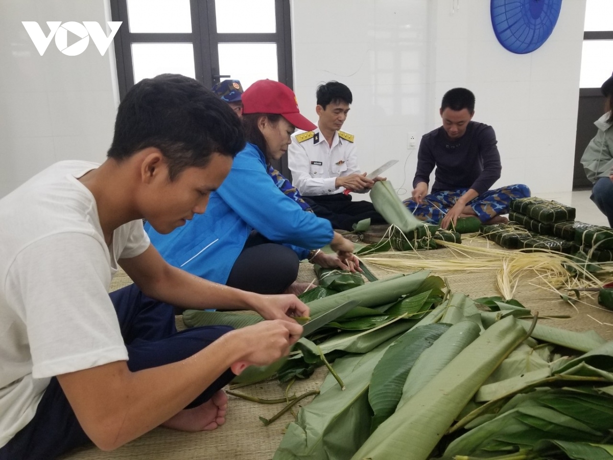 Doan cong tac bo tu lenh vung 3 hai quan tham, chuc tet tai huyen dao ly son hinh anh 4