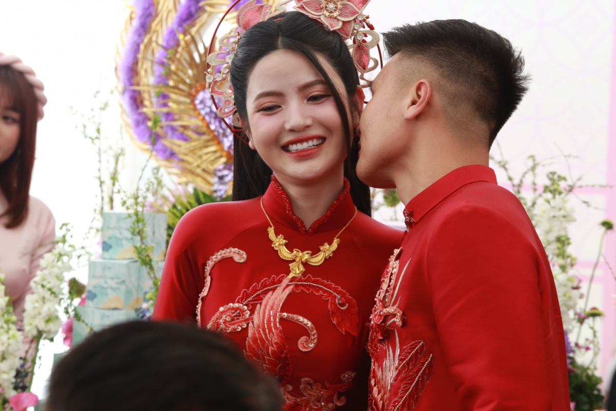 Quang Hải và cô dâu Chu Thanh Huyền rạng rỡ trong ngày ăn hỏi