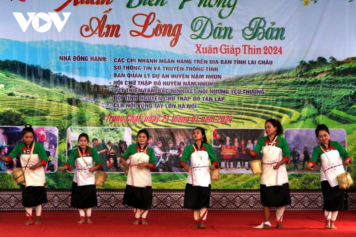 ban lang bien gioi lai chau bung sac xuan hinh anh 6