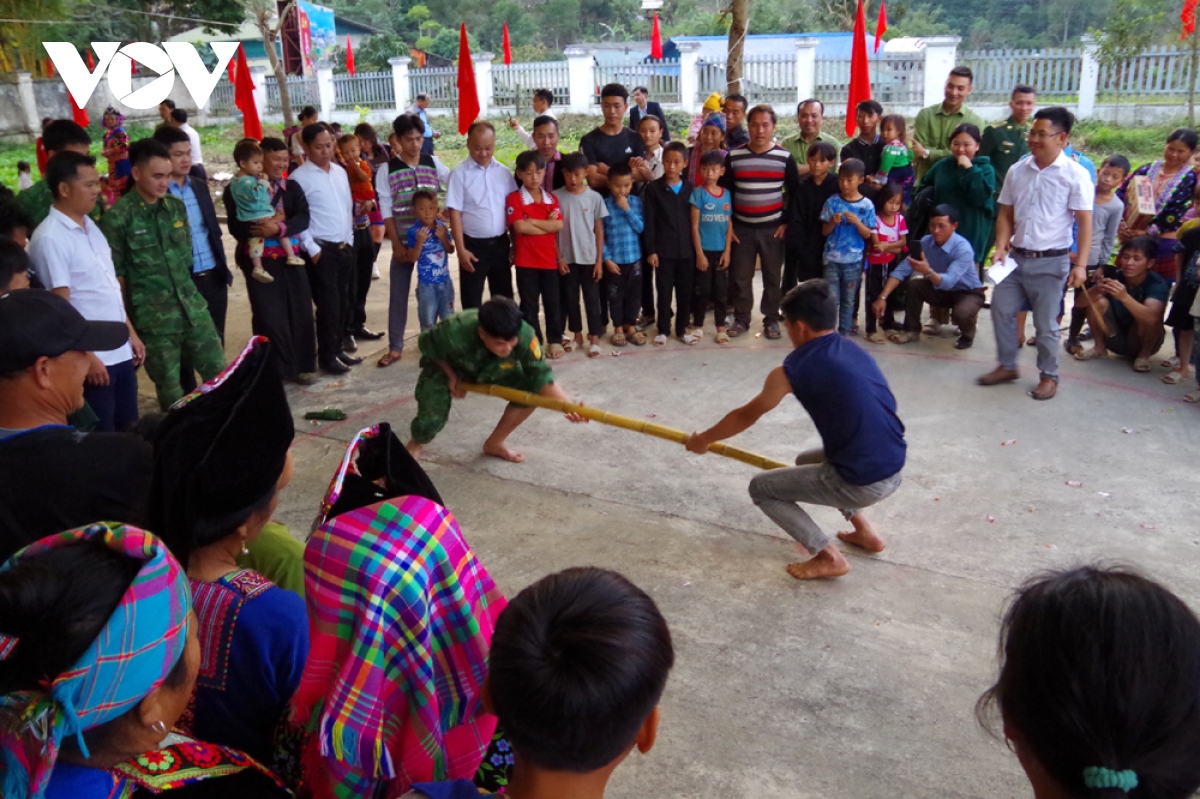 ban lang bien gioi lai chau bung sac xuan hinh anh 13