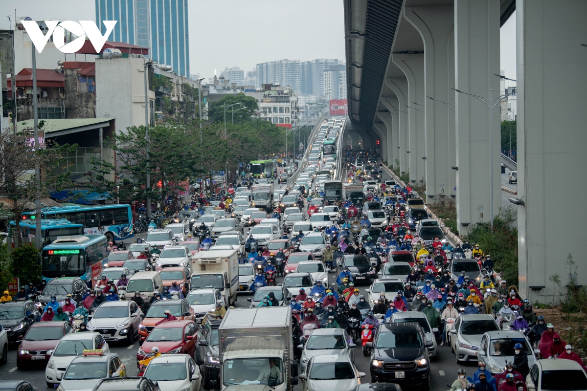 Hà Nội đón đợt rét nhất trong năm, người dân co ro ra đường, đốt lửa sưởi ấm