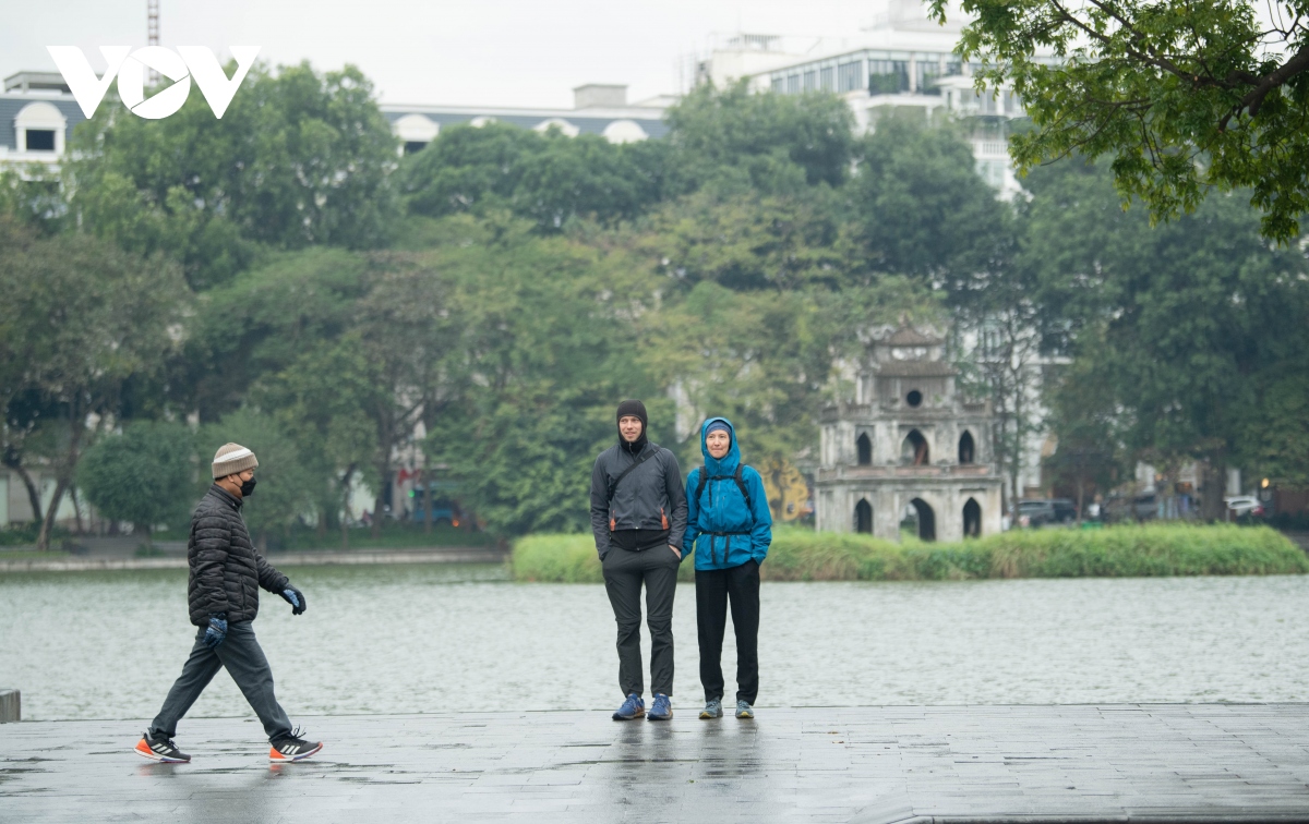 ha noi don dot ret nhat trong nam, nguoi co ro ra duong, nguoi dot lua suoi am hinh anh 7