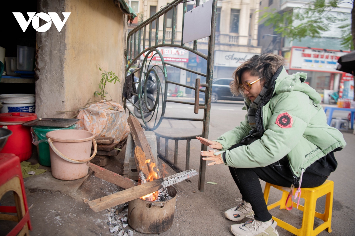 ha noi don dot ret nhat trong nam, nguoi co ro ra duong, nguoi dot lua suoi am hinh anh 15