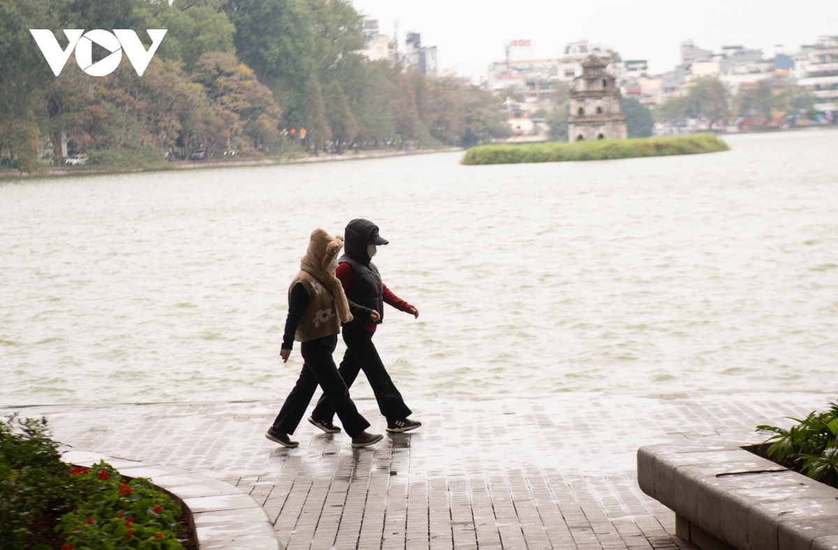 ha noi don dot ret nhat trong nam, nguoi co ro ra duong, nguoi dot lua suoi am hinh anh 11