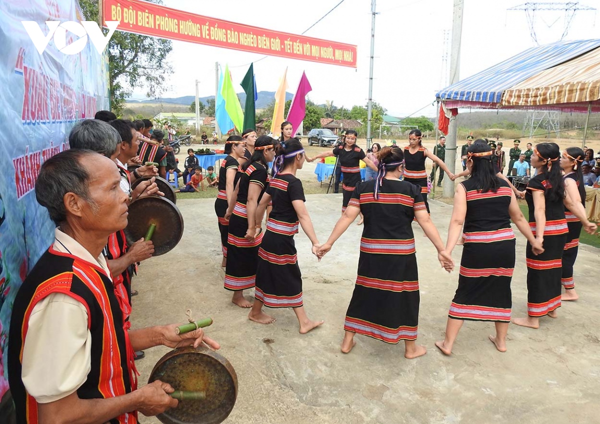 tet doan ket quan- dan noi bien gioi kon tum hinh anh 2