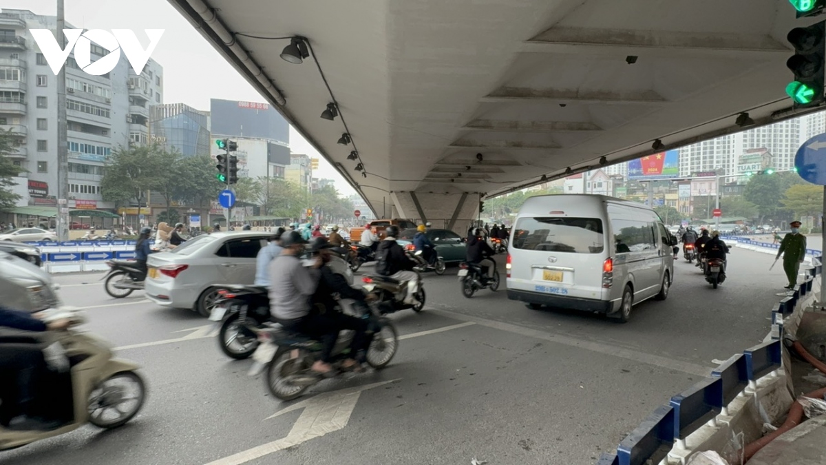 ngay dau tien di lam cua nam moi, duong pho ha noi thong thoang la thuong hinh anh 9