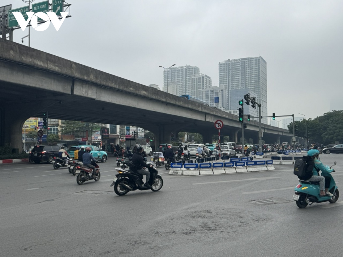 ngay dau tien di lam cua nam moi, duong pho ha noi thong thoang la thuong hinh anh 18