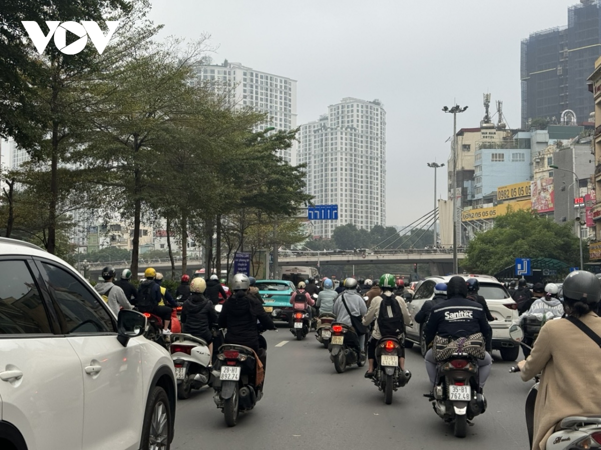 ngay dau tien di lam cua nam moi, duong pho ha noi thong thoang la thuong hinh anh 3