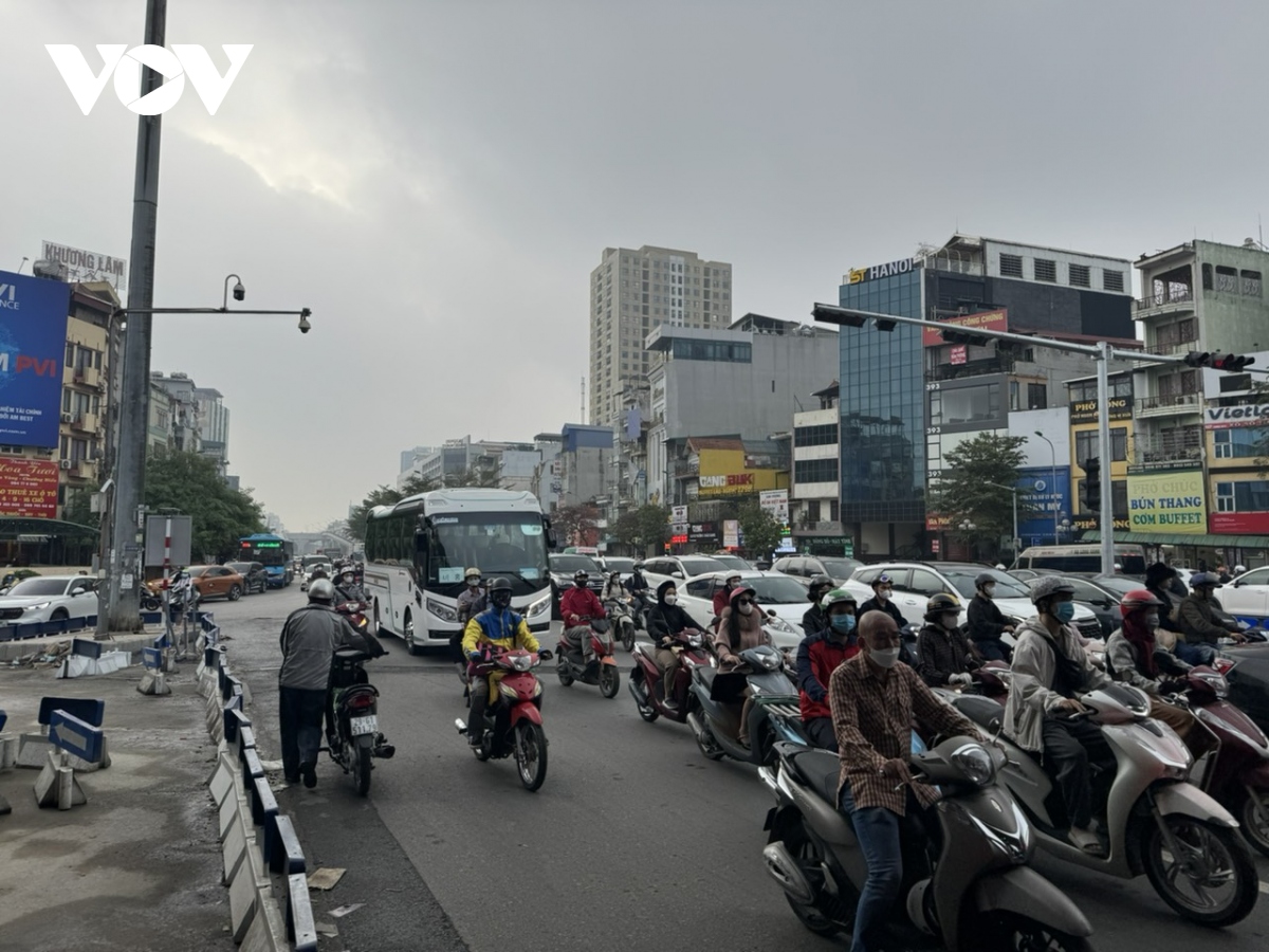 ngay dau tien di lam cua nam moi, duong pho ha noi thong thoang la thuong hinh anh 5