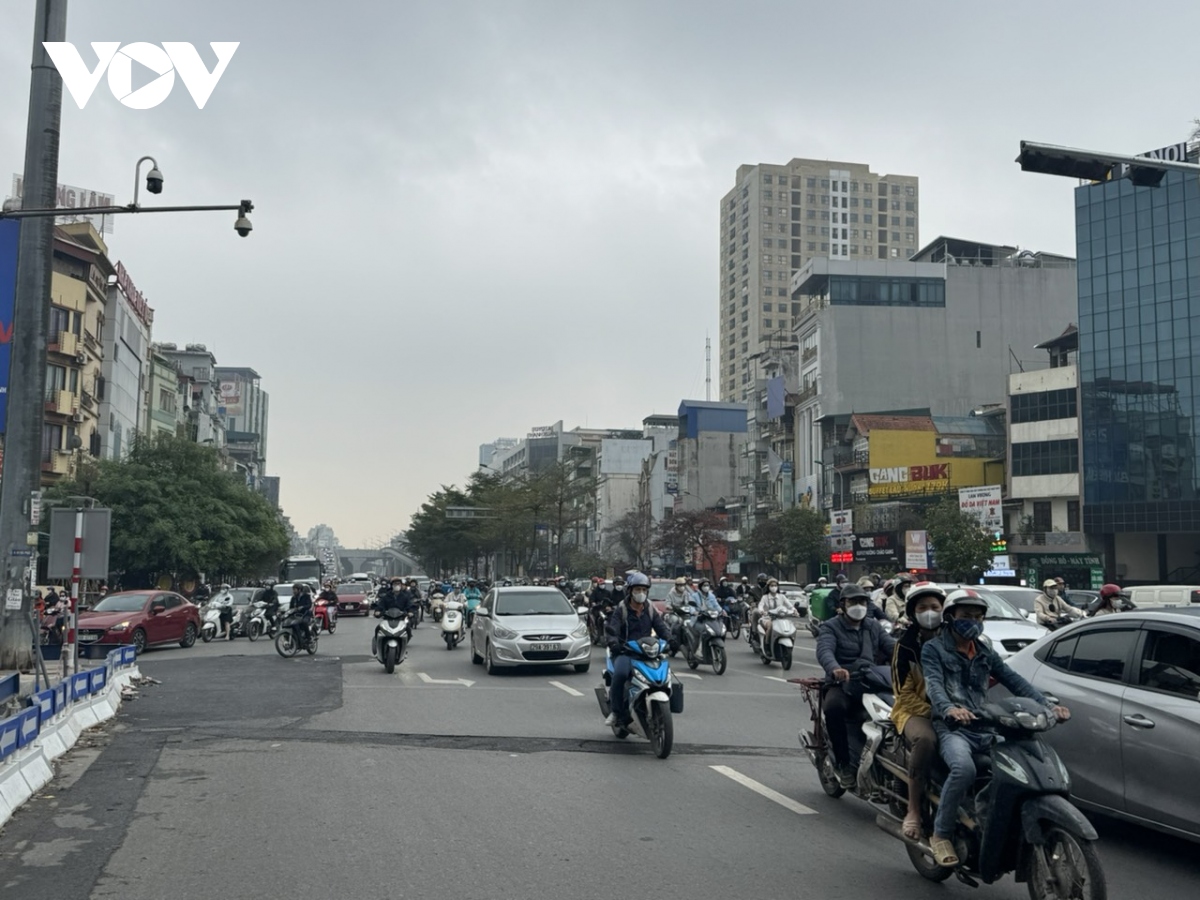 ngay dau tien di lam cua nam moi, duong pho ha noi thong thoang la thuong hinh anh 7