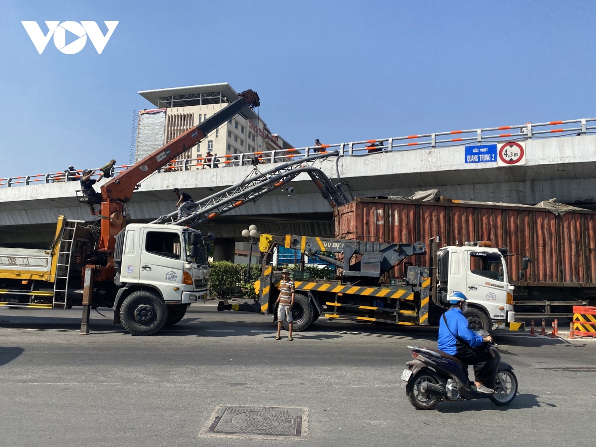 Xe container kéo khung sắt bắc ngang đường gãy, đổ đè lên xe buýt ở TP.HCM