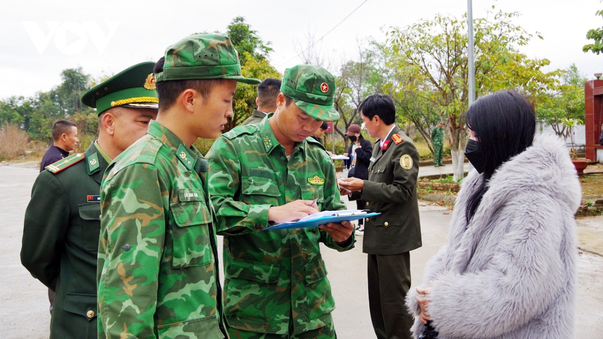 Công an Điện Biên tiếp nhận 69 công dân cư trú trái phép tại Lào