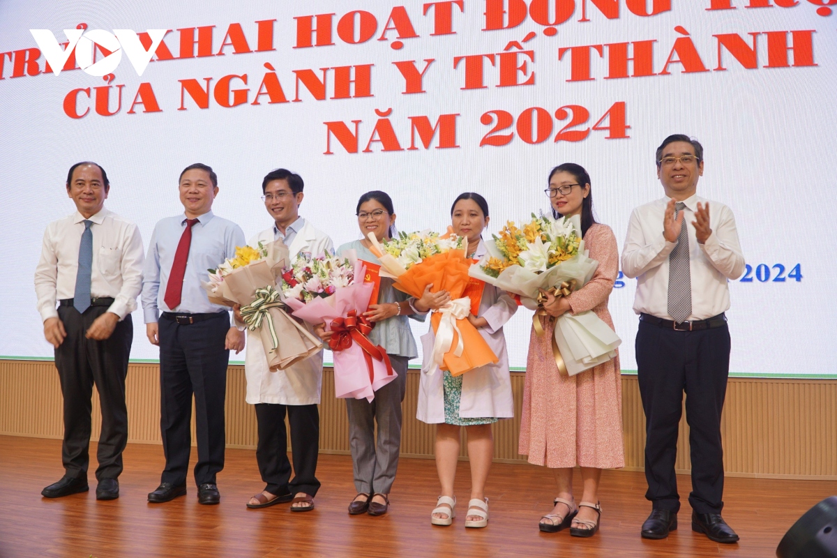 khen thuong dot xuat e-kip thong tim xuyen tu cung sua trai tim cho bao thai hinh anh 1