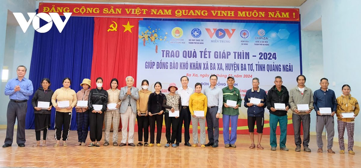 vov mien trung va cac don vi dong hanh kham benh, tang qua dong bao ngheo hinh anh 9