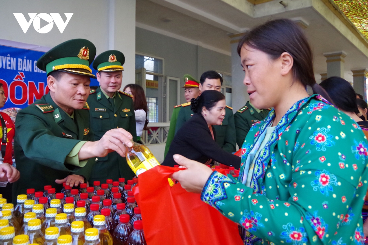 ban lang bien gioi lai chau bung sac xuan hinh anh 10