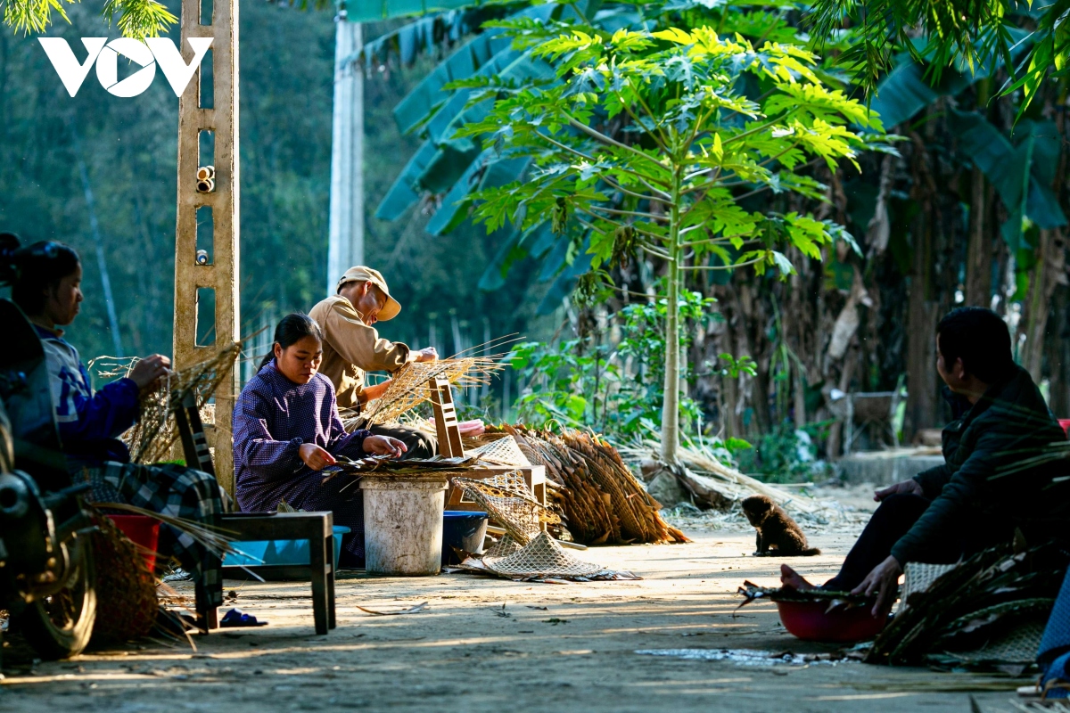 Kỳ công nghề đan nón chúp xà của người Nùng An (Cao Bằng)