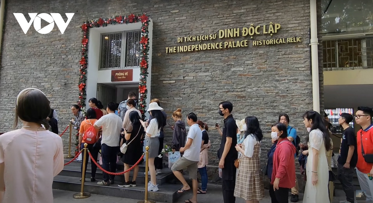 Không khí nhộn nhịp đầu năm mới tại các điểm vui chơi, tham quan ở TP.HCM