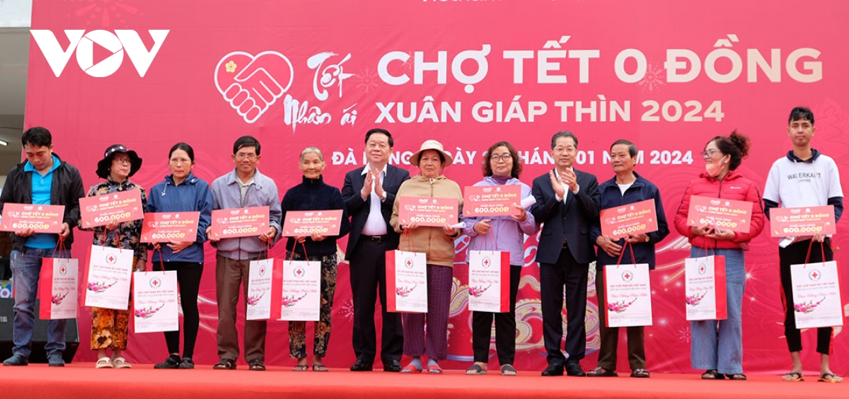 Ông Nguyễn Trọng Nghĩa dự phiên Chợ Tết 0 đồng và tặng quà Tết tại Đà Nẵng