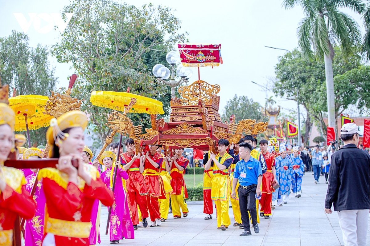 ron rang le hoi den trang trinh nguyen binh khiem hinh anh 5