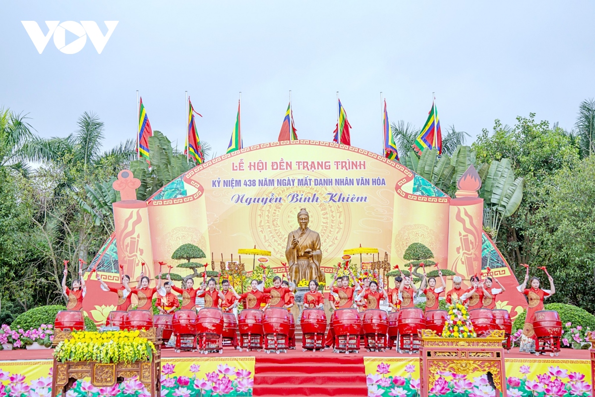 ron rang le hoi den trang trinh nguyen binh khiem hinh anh 7