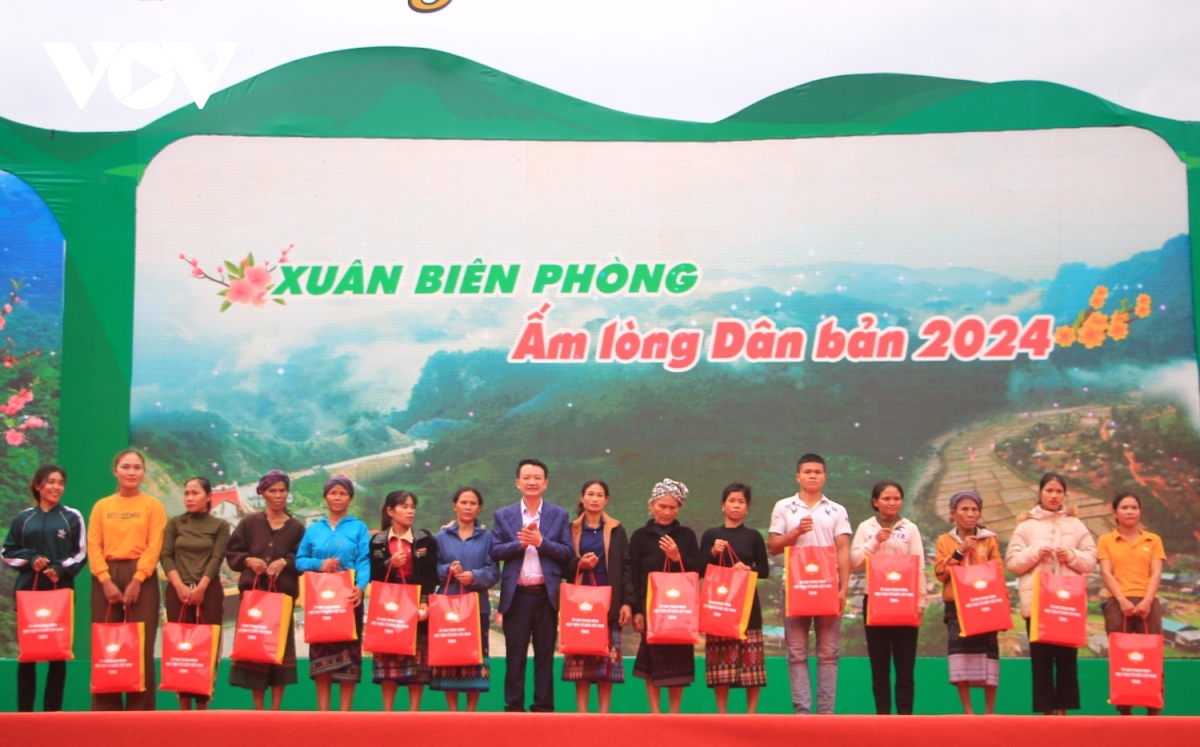 thuong truc ban bi thu tham, tang qua nhan dan chien sy o bien gioi quang binh hinh anh 9