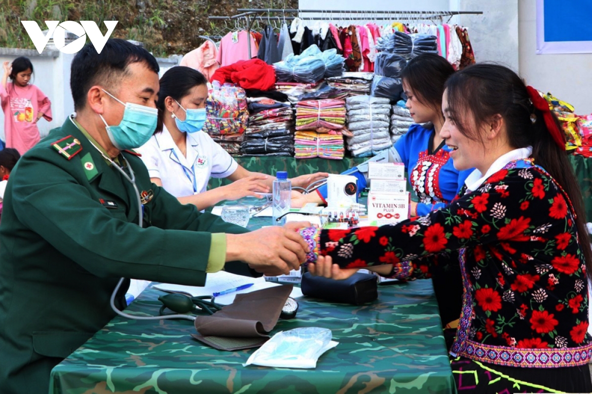 ban lang bien gioi lai chau bung sac xuan hinh anh 11