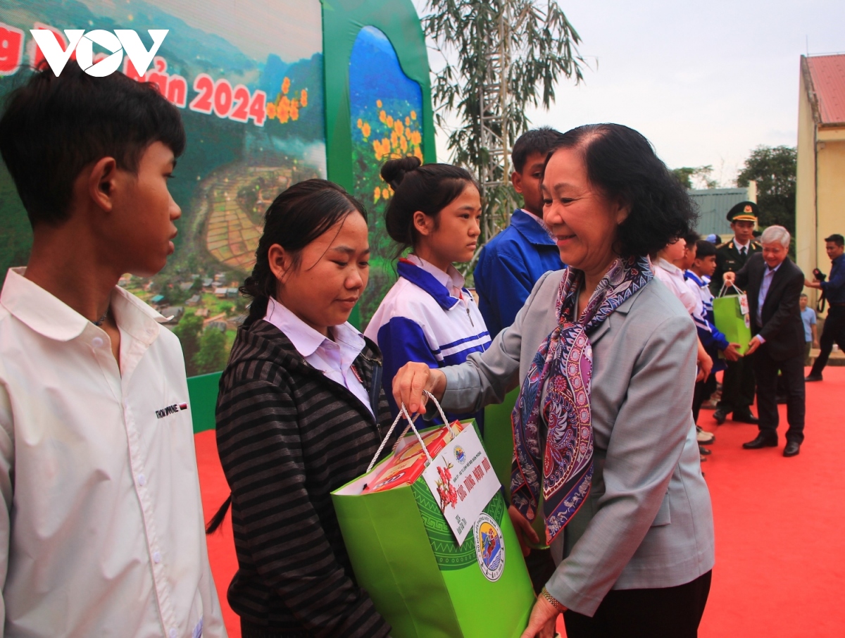 thuong truc ban bi thu tham, tang qua nhan dan chien sy o bien gioi quang binh hinh anh 11