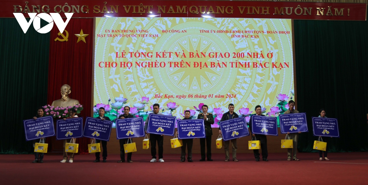 Bàn giao 200 ngôi nhà cho hộ nghèo tỉnh Bắc Kạn