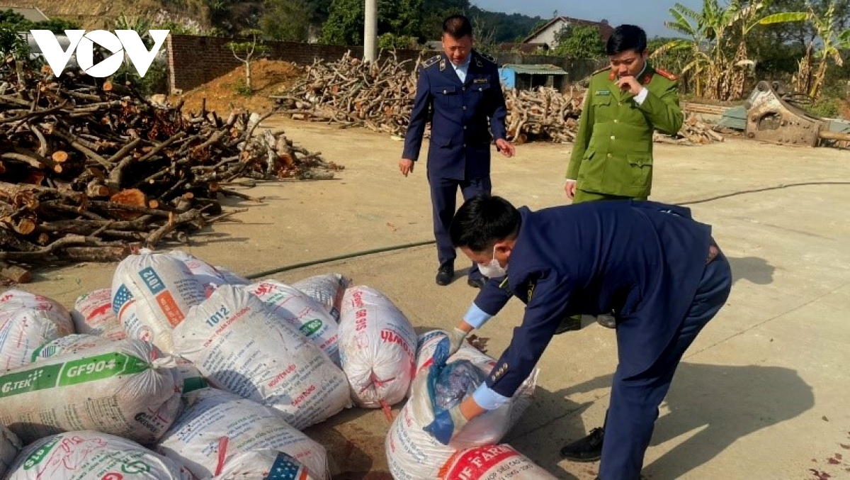 “Tóm gọn” hơn 1 tấn sản phẩm động vật bốc mùi, chảy nước khi đang đi tiêu thụ