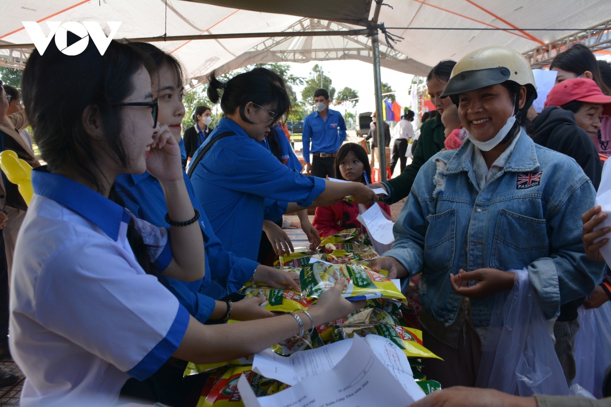 Dak lak trao 25.000 phan qua tet nhan ai cho nguoi ngheo hinh anh 4