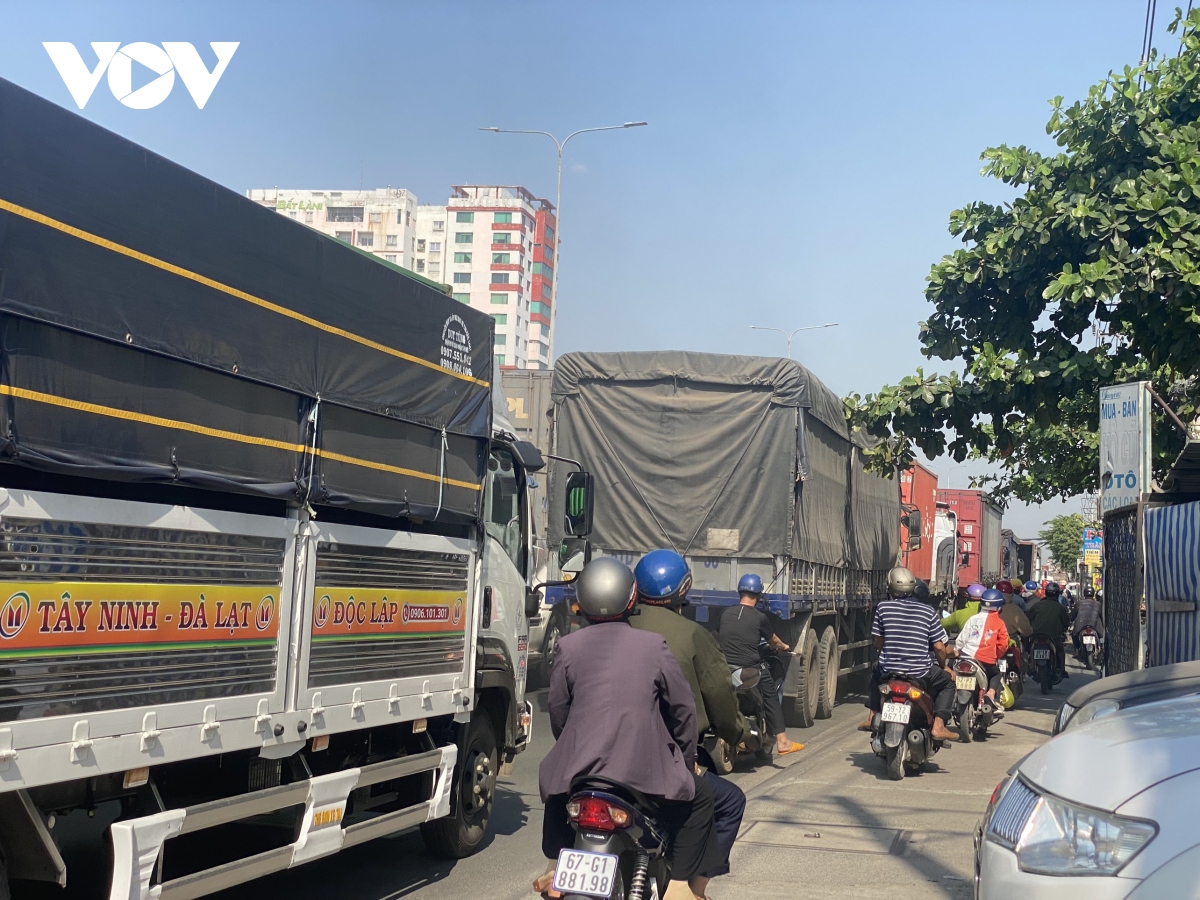 xe container keo khung sat bac ngang duong gay, do de len xe buyt hinh anh 3